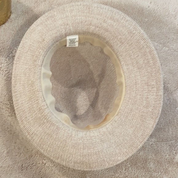 Neutral hat perfect for spring. - Picture 2 of 6